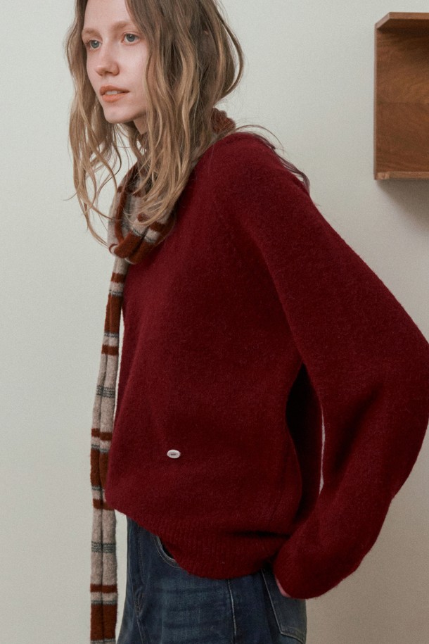 BRUSHED WIDE V-NECK KNIT_BURGANDY (브러쉬드 와이드 브이넥 니트_버건디)는 부드러운 촉감의 울 소재로 제작되어 가을, 겨울 시즌에 따뜻하게 착용할 수 있는 여성용 니트입니다. 넉넉한 오버핏과 브이넥 디자인으로 편안하면서도 세련된 스타일을 연출하며, 데이트룩, 모임룩 등 다양한 TPO에 활용 가능합니다. 베이직하고 캐주얼한 무드를 기본으로, 클래식하거나 미니멀한 스타일에도 잘 어울립니다. 긴 소매 기장과 두꺼운 두께감으로 포근함을 더하며, 버건디 컬러가 고급스러운 분위기를 자아냅니다.
