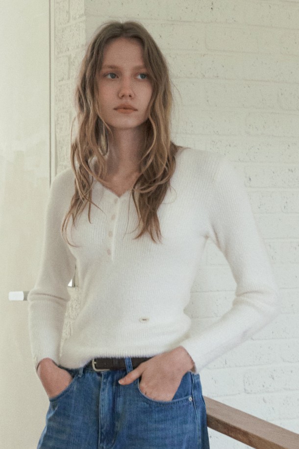 페더리 브이넥 슬림핏 니트_아이보리는 여성스러운 무드를 연출하는 데일리 아이템입니다. 부드러운 니트 소재로 제작되어 편안한 착용감을 선사하며, 얇은 두께감으로 봄, 가을 시즌에 활용하기 좋습니다. 슬림핏 디자인과 브이넥 라인이 여성스러운 실루엣을 강조하며, 페더리 디테일이 은은한 포인트를 더합니다. 미니멀하고 클래식한 스타일로 데이트룩을 완성해보세요. 
