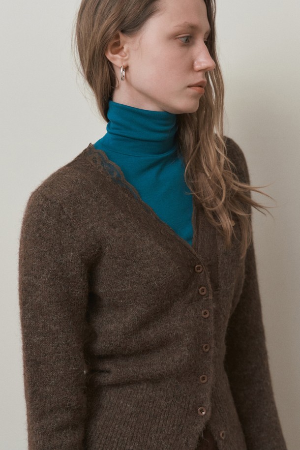 MIEL 레이스 트리밍 가디건_브라운은 여성 고객을 위한 상의 니트/스웨터입니다. 가을, 겨울 시즌에 어울리는 두꺼운 울 소재의 레귤러핏 가디건으로, 브이넥 라인과 긴 소매가 특징입니다. 베이직하면서 클래식한 스타일로, 레이스 트리밍 디테일이 돋보이며 부드러운 촉감을 선사합니다. 데이트룩, 모임룩, 출근룩 등 다양한 TPO에 활용 가능한 아이템입니다.
