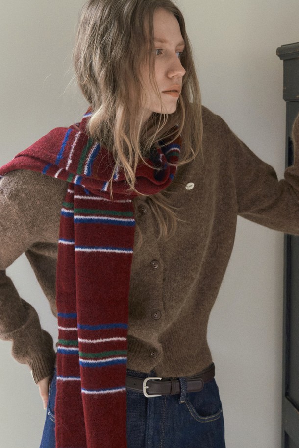 부드러운 앙고라 소재의 브라운 컬러 카디건입니다. 라운드넥 디자인과 레귤러핏으로 제작되어 편안한 착용감을 선사합니다. 가을, 겨울 시즌에 어울리는 두꺼운 두께감으로 따뜻하게 착용할 수 있으며, 버튼 여밈으로 간편하게 스타일링할 수 있습니다. 베이직하고 캐주얼한 스타일로 데이트룩 또는 모임룩에 활용하기 좋으며, 캐주얼, 클래식, 미니멀 스타일을 즐겨 입는 여성분들에게 추천합니다. 무지 디자인으로 다양한 룩에 매치하기 용이합니다.
