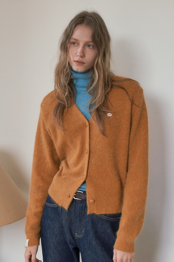 POD 앙고라 카디건_오렌지입니다. 부드러운 앙고라 소재로 제작되어 포근한 터치감을 선사하며, 가을과 겨울에 따뜻하게 착용하기 좋습니다. 라운드넥에 루즈핏으로 편안한 착용감을 제공하며, 캐주얼하고 베이직한 스타일을 연출합니다. 데일리룩, 집콕룩, 모임룩 등 다양한 TPO에 활용 가능하며, 캐주얼, 클래식, 미니멀 스타일을 즐겨 입는 여성분들께 추천합니다. 무지 디자인의 긴소매 카디건으로 활용도가 높습니다.
