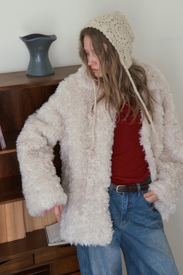 CLOI (클로이) 페이크 퍼 재킷_크림 아이보리는 부드러운 촉감과 뛰어난 보온성을 자랑하는 여성용 페이크 퍼 재킷입니다. 캐주얼 스타일의 무지 디자인으로, 가을과 겨울에 따뜻하고 포근하게 착용할 수 있습니다. 크롭 기장에 루즈핏으로 제작되어 편안하면서도 스타일리시한 핏을 연출합니다. 데이트룩, 모임룩 등 다양한 TPO에 활용하기 좋으며, 미니멀, 클래식 스타일을 선호하는 분들께 추천합니다. 오픈 스타일의 페이크 퍼 재킷으로, 당신의 겨울 스타일링에 포인트를 더해보세요.
