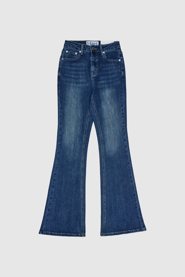 LOE 슬림 부츠컷 데님 팬츠_블루는 여성 의류로, 베이직하고 캐주얼한 스타일을 연출하기 좋습니다. 봄, 가을에 적합하며, 슬림핏 부츠컷 디자인으로 다리가 길어 보이는 효과를 줍니다. 데님 소재 특유의 뻣뻣한 촉감과 워싱 디테일이 특징이며, 무지 디자인으로 다양한 상의와 매치하기 용이합니다. 캐주얼, 미니멀, 클래식 스타일을 선호하는 고객에게 추천합니다.
