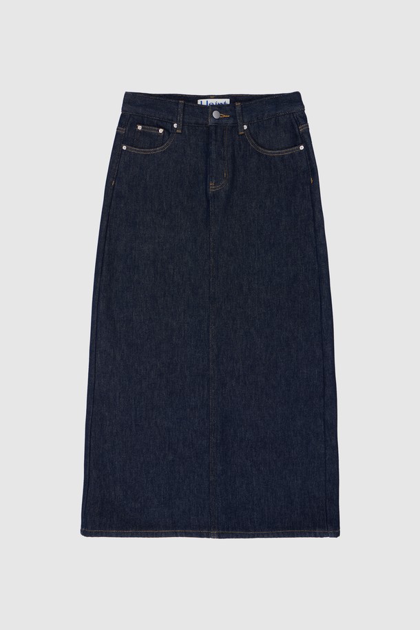 [FLEECE BONDING] 논페이드 데님 롱 스커트_다크 블루는 가을, 겨울 시즌에 안성맞춤인 여성용 데님 롱 스커트입니다. 캐주얼 및 미니멀 스타일을 즐기는 분들에게 적합하며, 출근룩으로도 활용할 수 있습니다. 뻣뻣한 촉감의 데님 소재에 플리스 본딩 처리를 하여 보온성을 높였으며, 논페이드 가공으로 물 빠짐 걱정 없이 오랫동안 착용할 수 있습니다. A라인 핏으로 다리가 길어 보이는 효과를 주며, 두꺼운 두께감으로 안정감 있는 착용감을 선사합니다. 다크 블루 컬러의 무지 디자인으로 다양한 상의와 손쉽게 매치하여 베이직하면서도 세련된 스타일을 연출할 수 있습니다.
