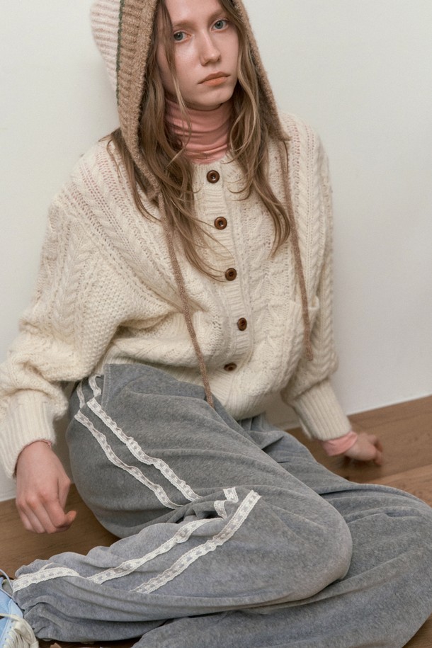 벨벳 릴렉스드 트랙 팬츠_그레이는 여성용으로, 부드러운 촉감의 벨벳 소재를 사용하여 고급스러운 분위기를 연출합니다. 릴렉스 핏으로 편안한 착용감을 선사하며, 캐주얼 및 스포티 스타일 모두 소화 가능합니다. 가을, 겨울 시즌에 어울리는 두꺼운 두께감으로 따뜻하게 입을 수 있으며, 무지 디자인으로 어떤 상의와도 매치하기 용이합니다. 허리 밴딩 처리로 활동성을 더했습니다.
