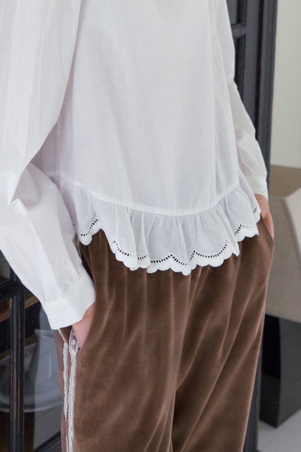 벨벳 릴렉스드 트랙 팬츠_베이지는 부드러운 촉감의 벨벳 소재로 제작되어 편안한 착용감을 선사합니다. 릴렉스 핏과 허리 밴딩으로 활동성을 높였으며, 와이드한 실루엣이 트렌디한 무드를 더합니다. 가을, 겨울 시즌에 안성맞춤이며 캐주얼 스타일을 연출하기 좋습니다. 베이지 색상의 무지 디자인으로 다양한 상의와 손쉽게 매치할 수 있습니다.
