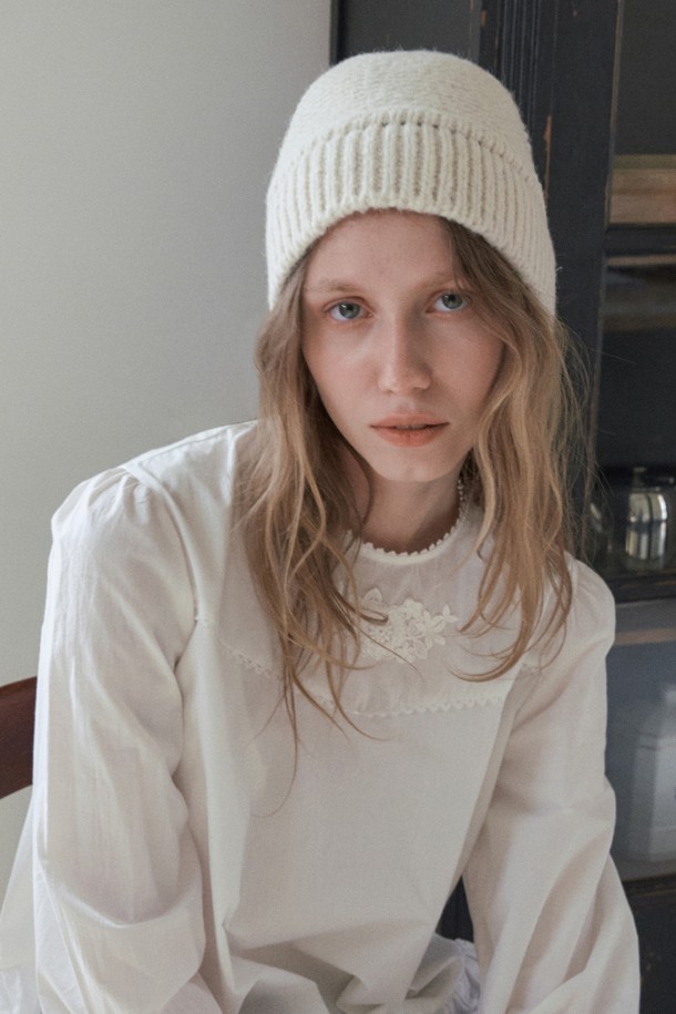 ROD 울 비니_아이보리는 가을, 겨울철 따뜻함을 더해줄 니트 비니입니다. 부드러운 촉감의 울 소재로 제작되어 편안한 착용감을 선사하며, 깊은 모자 깊이로 안정감 있는 핏을 제공합니다. 아이보리 컬러와 무지 디자인으로 어떤 스타일에도 쉽게 매치할 수 있으며, 캐주얼, 미니멀, 클래식한 스타일을 연출하기 좋습니다. 출근룩이나 모임룩 등 다양한 TPO에 활용하여 세련된 분위기를 더해보세요.
