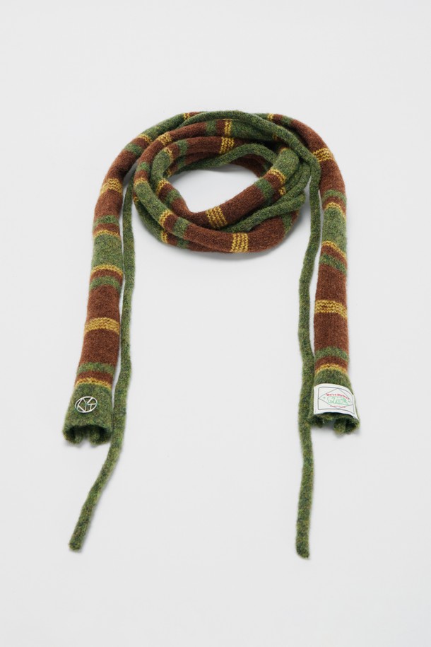 STRING TIE WOOL MUFFLER (스트링 타 recommended 울 머플러)는 끈 디테일이 돋보이는 디자인으로, 가을과 겨울철에 따뜻하게 착용할 수 있는 울 소재의 머플러입니다. 부드러운 촉감과 두꺼운 두께로 보온성을 높였으며, 베이직하고 캐주얼한 스타일을 연출합니다. 공용으로 착용 가능하며, 미니멀, 클래식 스타일에도 잘 어울립니다. 총 2가지 색상으로 출시되어 다양한 룩에 활용하기 좋습니다.
