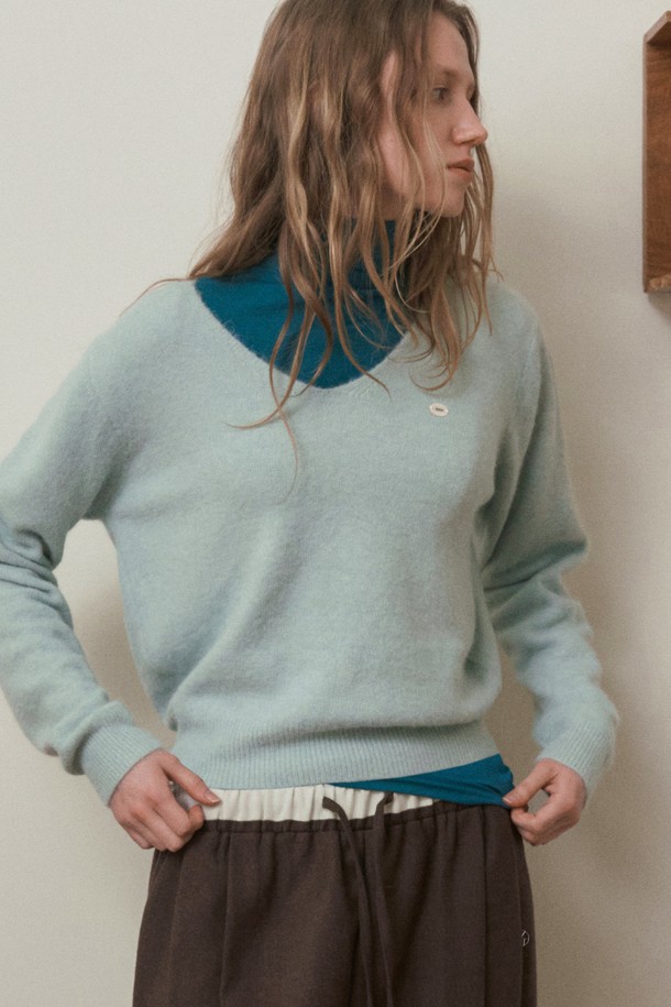 SEREN 브이넥 앙고라 니트_라이트 민트는 여성용 상의 니트/스웨터입니다. 가을과 겨울에 착용하기 좋으며, 미니멀하고 베이직한 스타일을 연출합니다. 라이트 민트 컬러의 무지 디자인으로, 릴렉스핏과 브이넥 라인이 편안한 착용감을 선사합니다. 앙고라 혼방 소재로 제작되어 보온성이 뛰어나고, 부드러운 촉감을 느낄 수 있습니다. 긴 소매에 두꺼운 두께감으로 따뜻하게 착용할 수 있습니다.
