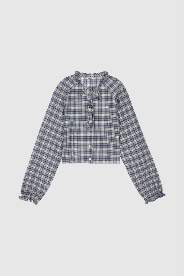 네이비 컬러의 러플 체크 크롭 블라우스는 페미닌하고 빈티지한 무드를 자아내는 여성 의류입니다. 부드러운 촉감의 면 소재에 러플 넥과 타이 디테일이 더해져 로맨틱한 분위기를 연출합니다. 래글런 소매와 숄더 다트, 허리 피트감으로 편안하면서도 여성스러운 실루엣을 강조합니다. 봄, 가을 시즌에 데이트룩, 모임룩, 소개팅룩 등 다양한 TPO에 클래식, 로맨틱, 미니멀 스타일로 매치하여 세련된 룩을 완성해보세요. 체크 패턴과 긴 소매, 크롭 기장으로 유행을 타지 않고 오랫동안 즐겨 입을 수 있습니다.
