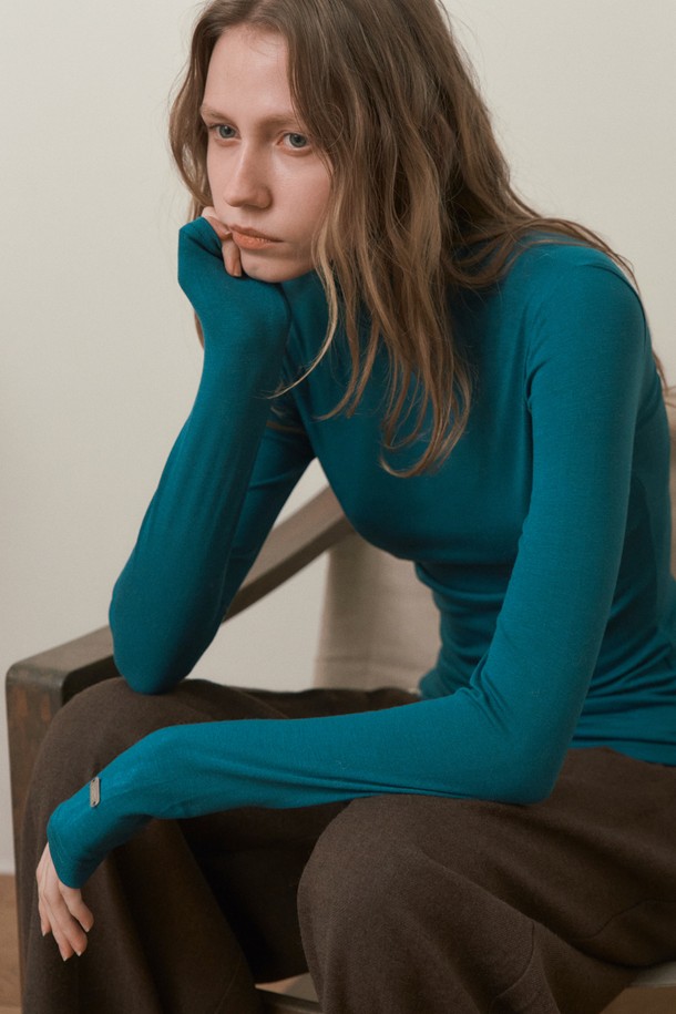 "WEEK SIMPLE TURTLENECK 7 COLORS"는 베이직하고 미니멀한 스타일의 여성 터틀넥입니다. 부드러운 촉감의 레이온 혼방 소재로 제작되어 드레이프성이 우수하며, 레귤러핏으로 편안하게 착용할 수 있습니다. 아이보리, 머스타드, 핑크, 라벤더, 아쿠아블루, 브라운, 블랙 등 7가지 다채로운 컬러로 출시되어, 출근룩이나 모임룩 등 다양한 TPO에 맞춰 활용할 수 있습니다. 특히, 보온성이 뛰어나 가을, 겨울철 포인트 이너로 활용하기 좋으며, 레귤러 기장의 긴 소매 디자인으로 미니멀, 클래식, 캐주얼 스타일 모두 소화 가능합니다. 안정감 있는 착용감으로 데일리하게 즐겨 입으세요.
