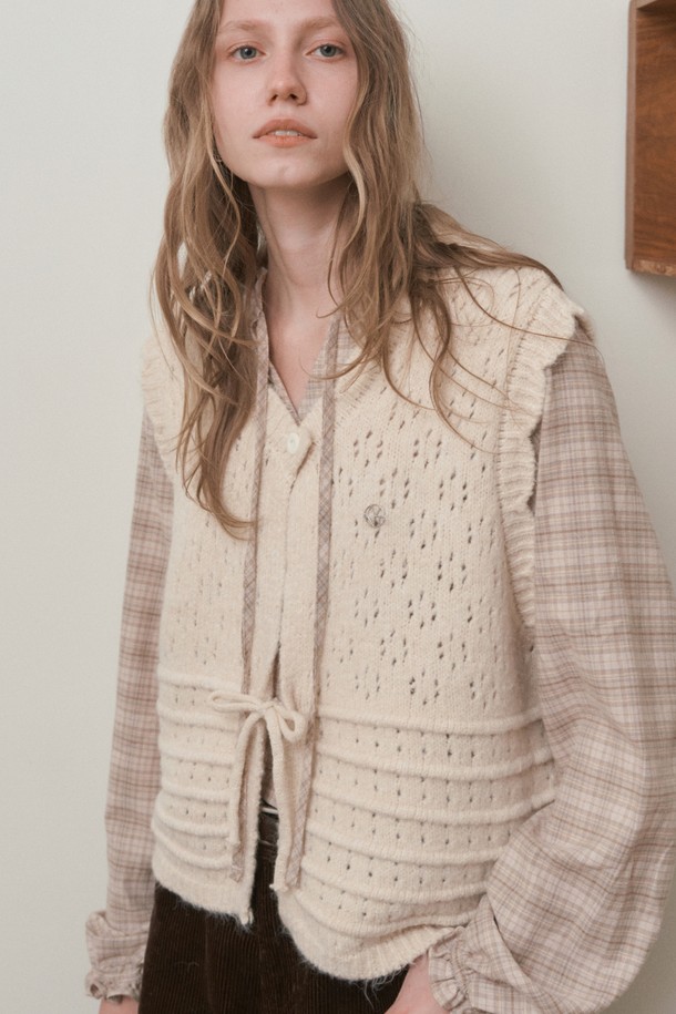 펀칭 스카프 세트 베스트_아이보리는 울, 아크릴, 폴리에스테르 혼방 소재의 여성용 겨울 베스트입니다. 레트로와 빈티지 스타일을 결합한 디자인으로, 펀칭 니트 패턴과 라운드넥, 민소매 디자인이 특징입니다. 부드러운 촉감과 두꺼운 두께로 뛰어난 보온성을 제공하며, 스카프 세트 구성으로 다양한 스타일 연출이 가능합니다. 오버핏으로 편안하게 착용할 수 있으며, 일상복으로 활용하기 좋습니다.
