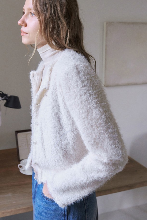 SIS 플라워 버턴 가디건 2컬러는 부클 소재로 제작되어 부드러운 촉감을 선사하며, 라운드넥과 레귤러핏으로 편안하게 착용할 수 있습니다. 아이보리, 핑크 두 가지 색상으로 출시되었으며, 힙을 덮는 기장으로 안정감을 더했습니다. 플라워 버튼 장식이 포인트로, 캐주얼하면서도 여성스러운 분위기를 연출합니다. 가을, 겨울 시즌 데이트룩, 모임룩, 캐주얼 스타일, 클래식 또는 미니멀 스타일로 연출하기 좋습니다.
