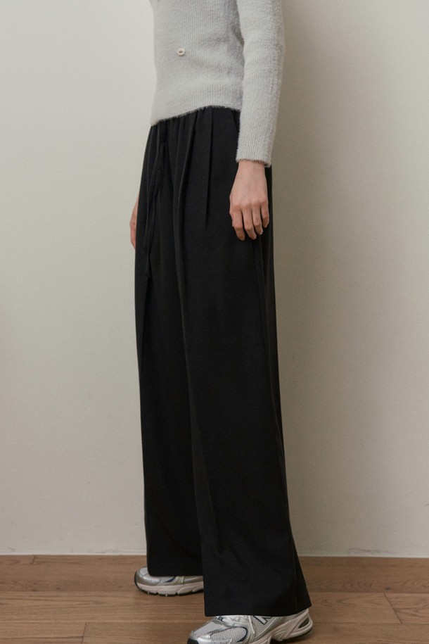 **베이 릴랙스드 와이드 슬랙스_블랙**

부드러운 블랙 색상의 베이 릴랙스드 와이드 슬랙스는 여성 의류로, 편안한 릴랙스 핏과 넓은 와이드 실루엣이 특징입니다. 봄, 가을에 어울리는 긴 기장의 슬랙스로, 밴딩 처리되어 편안한 착용감을 제공합니다. 미니멀, 캐주얼, 클래식 스타일을 즐기는 분들께 출근룩으로 추천하는 아이템입니다. 무지 디자인으로 다양한 상의와 매치하기 용이하여 활용도가 높습니다.
