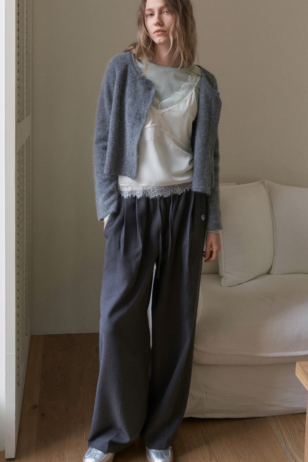 베이 릴랙스드 와이드 슬랙스_차콜은 여성용 슬랙스입니다. 간절기(봄, 가을)에 적합하며, 부드러운 촉감의 폴리에스테르, 나일론, 아크릴 혼방 소재로 제작되었습니다. 차콜 색상의 무지 패턴에 릴랙스핏 와이드 실루엣으로 편안한 착용감을 선사하며, 하이웨스트 디자인과 밴딩 허리 디테일로 활동성을 더했습니다. 캐주얼, 미니멀, 클래식 스타일 연출에 용이한 데일리 슬랙스입니다.
