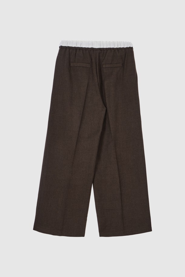 베이 릴렉스드 와이드 슬랙스_브라운은 가을, 겨울 시즌에 어울리는 남녀 공용 슬랙스입니다. 브라운 컬러의 트윌 패턴, 와이드 릴랙스핏으로 클래식하고 미니멀한 스타일을 연출합니다. 두꺼운 두께감과 부드러운 촉감, 주름 방지 소재로 편안함과 실용성을 더했습니다. 더블 플리츠 디테일과 대비되는 허리 밴드가 특징이며, 울 블렌드 소재로 고급스러운 분위기를 자아냅니다. 출근룩, 비즈니스 캐주얼, 시크한 스타일을 완성해보세요.
