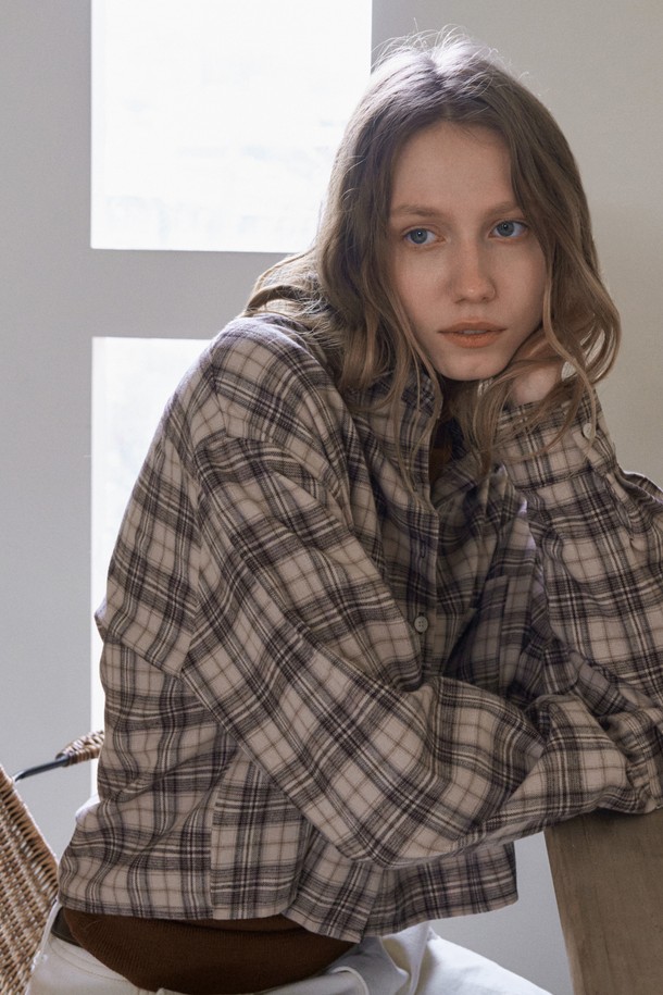 플러피 체크 크롭 셔츠_베이지는 부드러운 촉감의 플러피 소재로 제작되어 포근한 착용감을 선사합니다. 베이지 컬러에 체크 패턴이 더해져 캐주얼하면서도 베이직한 스타일을 연출하며, 봄, 가을에 활용하기 좋습니다. 카라 디자인과 긴 소매 기장으로 클래식한 분위기를 더하고, 루즈핏과 크롭 기장으로 트렌디함을 놓치지 않았습니다. 얇은 두께감으로 간절기에도 부담 없이 착용할 수 있으며, 일상에서 편안하게 즐길 수 있는 아이템입니다.
