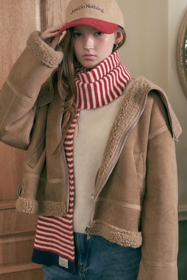 TRONA SHEARING MUSTANG_BEIGE (트로나 쉬어링 머스탱_베이지)는 여성용 무스탕입니다. 가을과 겨울에 착용하기 좋은 두꺼운 두께감의 크롭 기장 아우터로, 베이직하고 캐주얼한 스타일을 연출합니다. 부드러운 폴리에스테르 소재로 제작되었으며, 넥과 소매의 쉬어링 디테일이 특징입니다. 레귤러핏으로 편안하게 착용 가능하며 오픈 방식으로 간편하게 여밀 수 있습니다.
