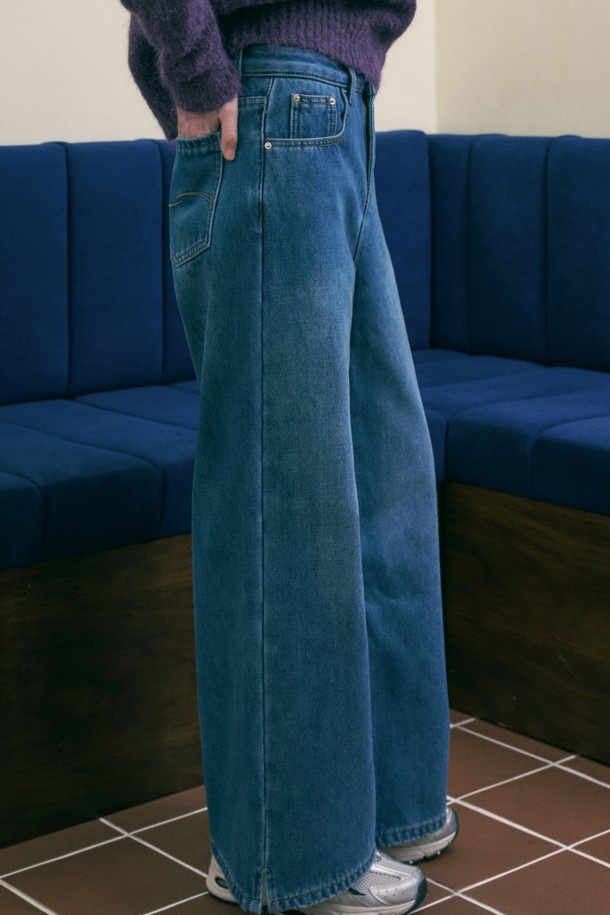 따뜻함이 가득한 [양털기모]HOVER 와이드 스트레이트 데님 팬츠_블루입니다. 부드러운 촉감의 면, 폴리에스테르 혼방 소재에 양털 기모 안감을 더해 한겨울에도 포근하게 착용할 수 있습니다. 베이직한 디자인으로 출근룩, 모임룩 등 다양한 TPO에 활용하기 좋으며, 클래식, 미니멀, 캐주얼 스타일 모두 소화 가능합니다. 와이드 핏과 스트레이트 실루엣으로 편안하면서도 세련된 핏을 연출하며, 밑단 슬릿과 뒷포켓 곡선 자수 디테일로 포인트를 더했습니다.
