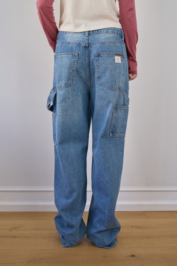 리렉스드 카펜터 데님 팬츠는 캐주얼과 워크웨어 스타일을 모두 아우르는 공용 긴바지입니다. 봄, 가을 시즌에 적합하며, 릴렉스핏으로 편안한 착용감을 선사합니다. 데님과 면 혼방 소재로 제작되어 부드러운 촉감을 자랑하며, 허리 스트링으로 사이즈 조절이 용이합니다. 뒷면 포켓과 로고 라벨 포인트, 위크웨어 무드가 특징이며, 동네 마실룩에 잘 어울립니다.
