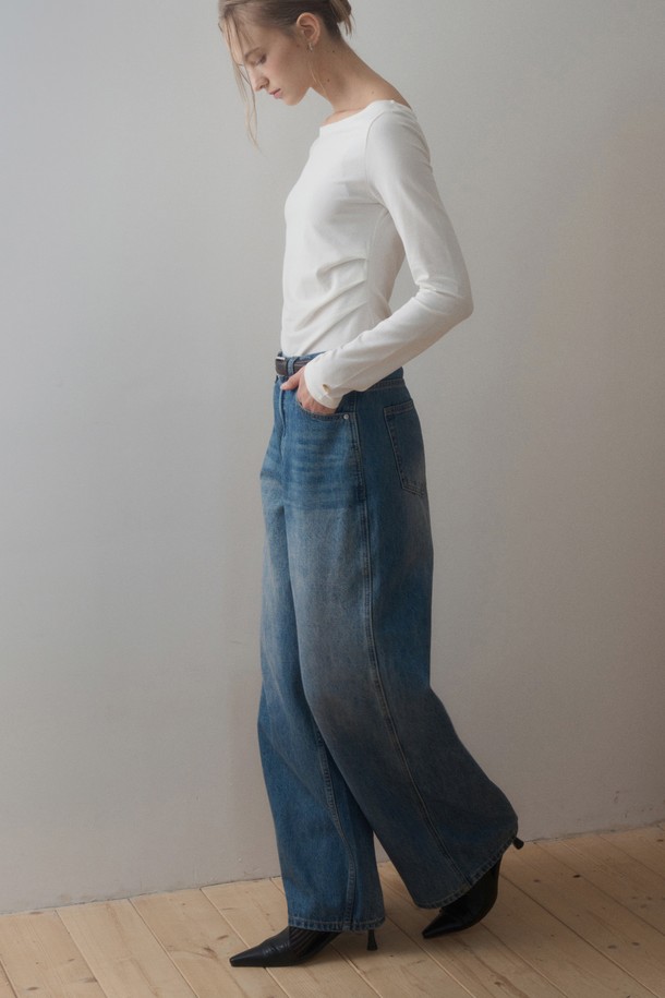 ENDER COMFORT 와이드 데님 팬츠_블루는 편안함과 스타일을 모두 갖춘 데님 팬츠입니다. 봄, 가을 계절에 적합하며, 캐주얼, 베이직 무드를 연출합니다. 데일리, 산책, 쇼핑룩에 활용하기 좋은 아이템으로, 미니멀, 클래식 스타일을 즐겨 입는 분들께 추천합니다. 면 소재의 루즈핏 와이드 데님 팬츠로, 미드 하이라이즈 디자인과 H5 워싱, 더블 스티치 디테일이 특징입니다.
