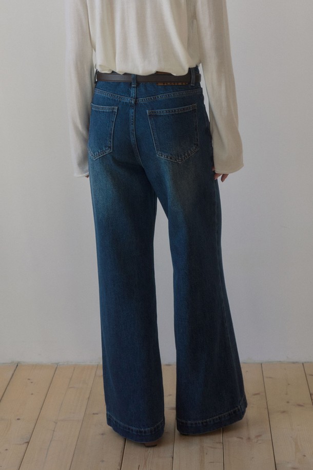 AIDEN 세미 스트레이트 와이드 데님 팬츠_블루는 캐주얼, 미니멀, 클래식 스타일을 아우르는 남녀 공용 데님 팬츠입니다. 봄, 가을에 어울리는 두꺼운 두께감의 데님 소재로 제작되었으며, 뻣뻣한 촉감이 특징입니다. 세미 스트레이트 핏과 와이드 핏의 조화로 편안하면서도 스타일리시한 실루엣을 연출합니다. 무지 디자인에 워싱 가공을 더하여 자연스러운 멋을 살렸습니다. 일상에서 폭넓게 활용하기 좋은 베이직한 아이템입니다.
