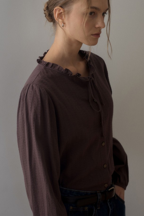 "RUFFLE NECK TIE BLOUSE_BROWN"은 부드러운 면 소재로 제작되어 편안한 착용감을 선사하는 여성 상의입니다. 브라운 컬러에 레귤러 핏으로, 우아하고 클래식한 스타일을 연출합니다. 러플 넥과 리본 넥, 프릴 및 넥타이 디테일이 돋보이며, 긴 소매 기장과 얇은 두께로 봄, 가을에 적합합니다. 데이트룩, 오피스룩, 소개팅룩 등 다양한 TPO에 미니멀, 클래식, 로맨틱한 분위기를 더해줍니다.
