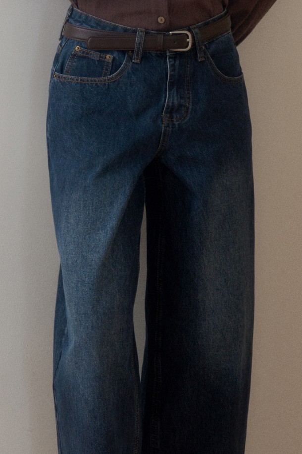 JOY 데일리 벌룬 배기 데님 팬츠 _다크 블루는 캐주얼 스타일을 위한 여성 데님 팬츠입니다. 봄, 가을에 적합하며, 무지 패턴의 긴 기장으로 제작되었습니다. 두꺼운 두께감의 데님 소재로 뻣뻣한 촉감을 주며, 루즈핏과 배기핏, 와이드 핏으로 편안한 착용감을 선사합니다. 벌룬 실루엣 디자인이 특징이며, 미니멀한 스타일을 연출하기 좋습니다.
