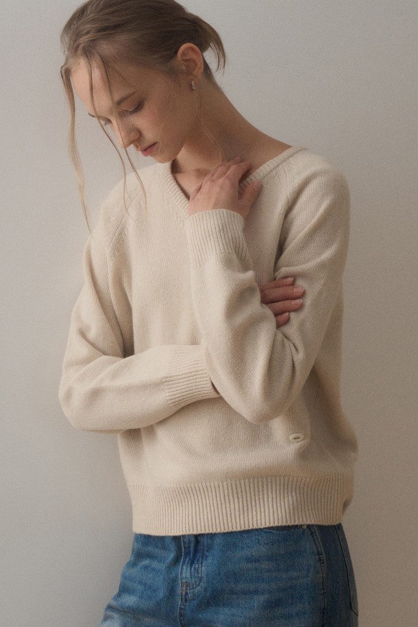 CLUEDE (클루에) 파인 울 브이넥 니트_아이보리는 여성용 상의 니트/스웨터입니다. 가을과 겨울에 착용하기 좋으며, 고급스러운 울 소재로 제작되어 부드러운 촉감을 선사합니다. 미니멀하고 베이직한 디자인으로 출근룩, 모임룩 등 다양한 TPO에 활용할 수 있습니다. 얇은 두께의 레귤러핏 긴소매 브이넥 니트로, 미니멀, 클래식 스타일을 선호하는 분들께 추천합니다. 무지 패턴의 아이보리 컬러는 어떤 하의와도 쉽게 매치되어 활용도가 높습니다.
