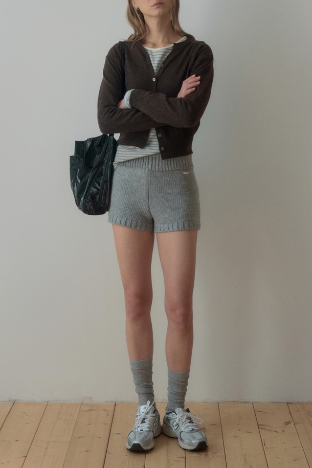 KNITTED MINI SHORTS_GRAY (니트 미니 쇼츠_그레이)는 부드러운 촉감의 니트 소재로 제작된 여성용 반바지입니다. 캐주얼하고 베이직한 스타일로, 봄, 가을에 산책룩이나 일상복으로 활용하기 좋습니다. 레귤러핏에 무지 디자인의 그레이 컬러로 어떤 상의와도 쉽게 매치할 수 있으며, 허리 밴딩으로 편안한 착용감을 선사합니다. 니트 짜임 디테일이 돋보이는 미니멀한 디자인의 반바지입니다.
