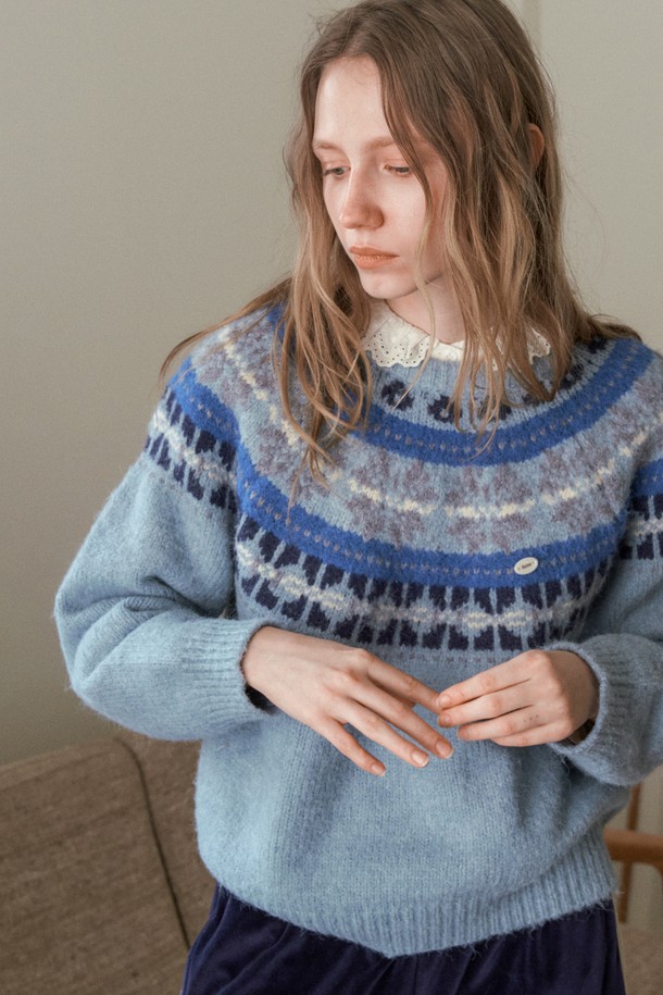 PEIKA NORDIC KNIT_LIGHT BLUE (페이카 노르딕 니트_라이트 블루)는 가을, 겨울 시즌에 어울리는 여성용 니트/스웨터입니다. 라이트 블루, 네이비, 그레이 3가지 색상으로 제공되며, 부드러운 울 소재를 사용하여 포근한 착용감을 선사합니다. 레귤러핏 라운드넥 디자인에 긴 소매 기장으로, 캐주얼하고 베이직한 스타일을 연출합니다. 특히 겨울 시즌에 어울리는 노르딕 패턴이 특징이며, 두꺼운 두께감으로 따뜻함을 더합니다.
