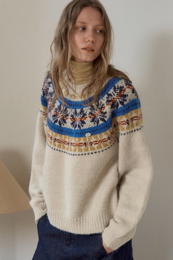 PEIKA 노르딕 니트_아이보리는 여성스러운 겨울 스타일을 완성하는 니트 스웨터입니다. 부드러운 울 소재로 제작되어 뛰어난 촉감과 보온성을 자랑하며, 레귤러 핏으로 편안하게 착용할 수 있습니다. 아이보리, 블루, 브라운 컬러로 출시되었으며, 노르딕 패턴과 기하학 무늬가 돋보여 캐주얼하면서도 베이직한 스타일을 연출합니다. 라운드넥과 긴소매 디자인으로 어떤 하의와도 잘 어울리며, 두꺼운 두께감으로 추운 날씨에도 따뜻하게 입을 수 있습니다. 일상에서 편안하고 스타일리시하게 즐길 수 있는 아이템입니다.
