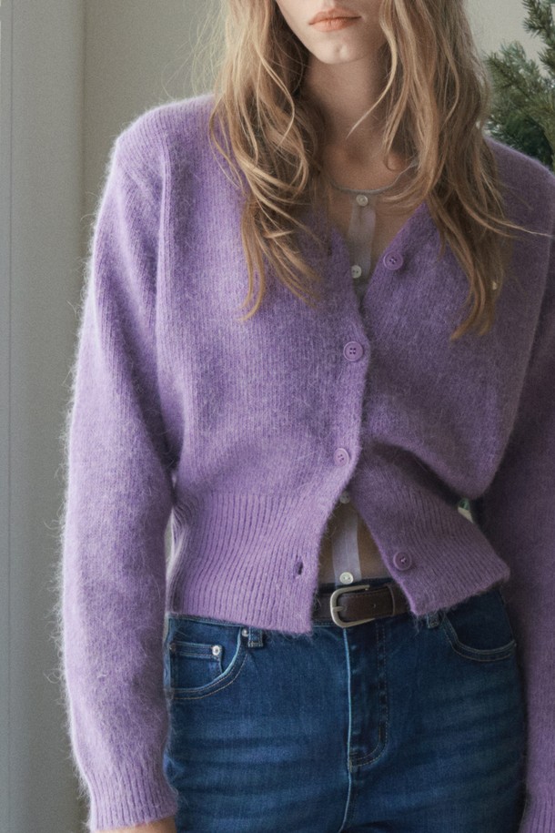 UNE 앙고라 카디건_퍼플은 부드러운 앙고라 소재의 여성 니트/스웨터 카디건입니다. 라운드넥에 긴 소매, 레귤러 핏으로 제작되었으며, 두꺼운 두께감으로 가을, 겨울철 따뜻하게 착용할 수 있습니다. 무지 디자인에 버튼 여밈 방식이며, 캐주얼, 클래식, 미니멀 스타일을 추구하는 분들께 적합합니다. 데이트룩과 모임룩에 활용하기 좋은 크롭 기장의 퍼플 컬러 카디건입니다.
