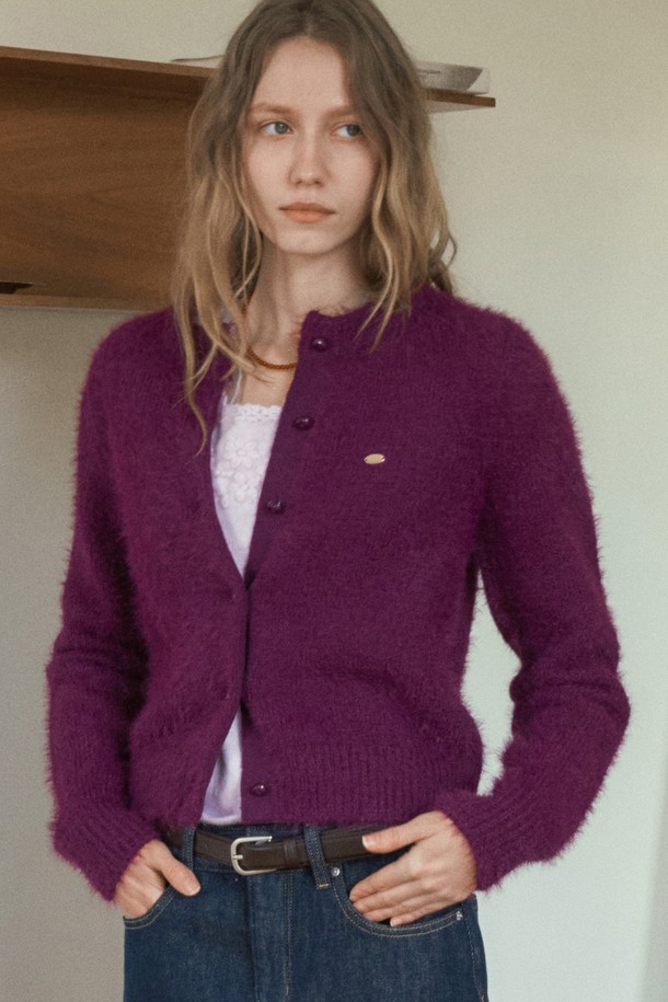 PIBEE (피비) FEATHERY CARDIGAN_PURPLE (페더리 가디건_퍼플)은 부드러운 촉감의 앙고라와 폴리에스테르 혼방 소재로 제작되어 가을, 겨울 시즌에 따뜻하게 착용할 수 있는 여성용 니트 가디건입니다. 레귤러 핏에 라운드넥 디자인으로, 캐주얼하고 베이직한 스타일을 연출하며 데이트룩, 모임룩에 적합합니다. 톤 다운된 퍼플 컬러에 무지 패턴으로 어떤 스타일에도 쉽게 매치할 수 있으며, 페더리 소재와 버튼 여밈 디테일이 특징입니다. 긴 소매 기장의 레귤러 기장으로, 클래식하고 미니멀한 스타일을 즐기는 분들께 추천합니다.
