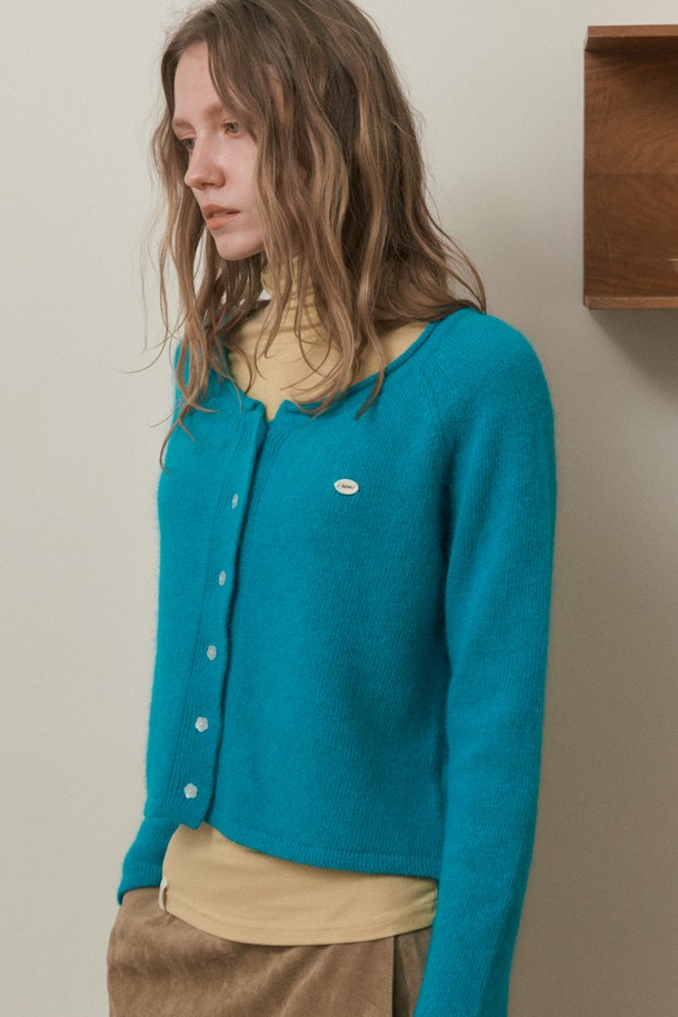 MYLEN 앙고라 크롭 카디건_아쿠아 블루는 여성 의류로, 가을과 겨울에 착용하기 좋은 니트/스웨터입니다. 부드러운 촉감의 앙고라 소재, 레귤러핏, 라운드넥 디자인으로 베이직하고 클래식한 스타일을 연출합니다. 아쿠아 블루 컬러의 무지 디자인이며, 두꺼운 두께감과 긴 소매 기장, 버튼 여밈 방식으로 따뜻함을 더했습니다. 캐주얼, 미니멀 스타일을 즐기시는 분들께 추천하는 크롭 기장의 카디건입니다.
