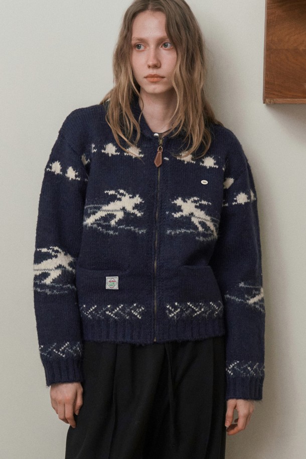 네이비 컬러의 WINTER 카우이찬 니트 집업입니다. 여성 의류로, 겨울철 캐주얼 스타일을 연출하기에 좋습니다. 두꺼운 울 소재의 니트 집업으로, 부드러운 촉감과 루즈핏 디자인이 편안함을 선사합니다. 카우이찬 패턴과 포켓 디테일이 돋보이며, 긴 소매와 집업 여밈 방식으로 제작되었습니다. 화이트 컬러도 함께 출시되어 취향에 따라 선택 가능합니다.
