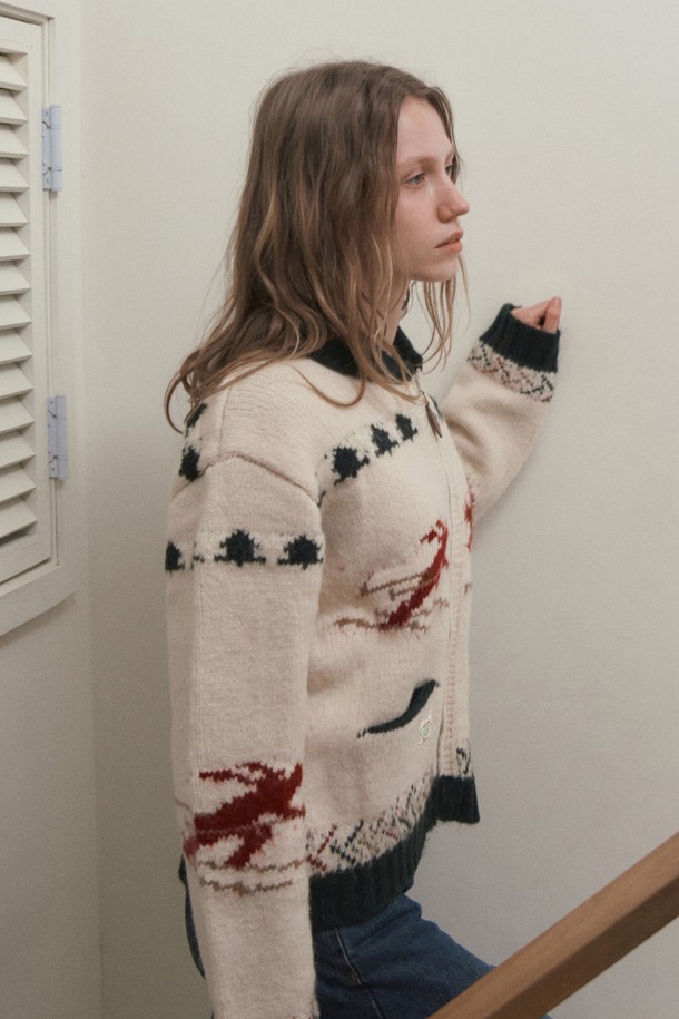 아이보리 컬러의 WINTER 카우(Cow)이찬 니트 집업은 겨울철 캐주얼 스타일을 완성하는 여성 니트 점퍼입니다. 부드러운 울 소재로 제작되어 포근한 착용감을 선사하며, 두꺼운 두께감으로 추운 날씨에도 따뜻하게 입을 수 있습니다. 카우이찬 패턴 디자인이 돋보이며, 레귤러 핏과 긴 소매 기장으로 편안함을 더했습니다. 집업 스타일로 간편하게 착용 가능하며, 일상에서 클래식하고 미니멀한 무드를 연출하기 좋습니다.
