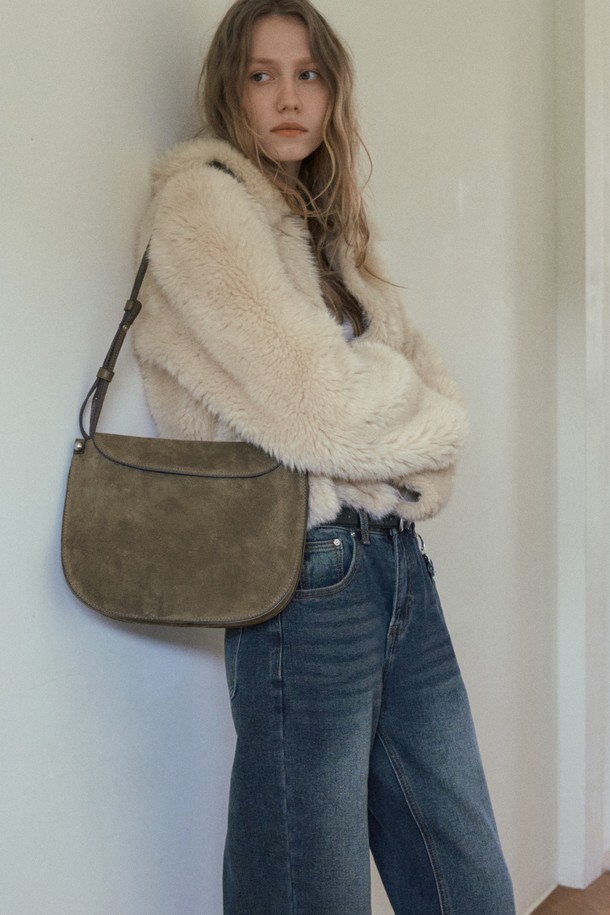 PAIDEN(페이든) FAKE FUR(페이크 퍼) 재킷_크림 베이지는 부드러운 촉감의 퍼 소재로 제작되어 포근함을 선사하는 여성용 아우터입니다. 캐주얼 스타일의 무지 디자인에 오버핏으로 편안하게 착용 가능하며, 가을과 겨울 시즌에 적합합니다. 버튼 여밈 방식으로 간편하게 스타일링 할 수 있으며, 긴 소매 기장과 두꺼운 두께감으로 보온성을 높였습니다. 크림 베이지 컬러는 다양한 룩에 매치하기 용이하며, 데일리 아이템으로 활용하기 좋습니다.
