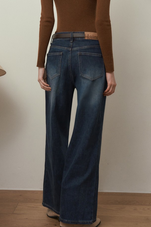 따뜻하고 편안한 [기모] TEMBER (템버) 와이드 데님 팬츠_다크블루입니다. 캐주얼, 미니멀, 클래식 스타일을 아우르는 베이직한 디자인으로, 가을과 겨울철에 활용하기 좋습니다. 넉넉한 와이드 핏과 두꺼운 두께감, 기모 안감으로 포근한 착용감을 선사하며, 워싱 가공으로 자연스러운 멋을 더했습니다. 데님 소재 특유의 견고함과 무지 패턴으로 유행을 타지 않아 오랫동안 즐겨 입을 수 있습니다. 일상 속에서 편안하게 스타일을 연출해보세요.
