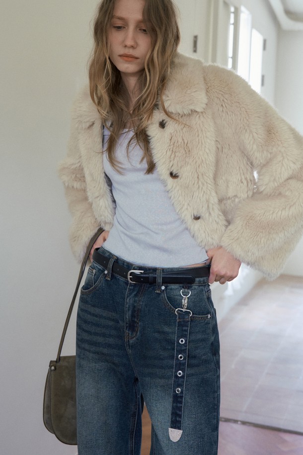 [기모] 노먼 키링 데님 팬츠_다크 블루는 여성용 데님 팬츠입니다. 다크 블루 컬러에 무지 패턴으로 미니멀하고 클래식한 스타일을 연출하며, 캐주얼한 무드로 다양한 TPO에 활용할 수 있습니다. 가을, 겨울 시즌에 적합하며, 두꺼운 두께감의 기모 안감으로 보온성을 높였습니다. 와이드 핏의 긴 기장으로 편안한 착용감을 제공하며, 키링 디테일이 포인트로 더해졌습니다. 출근룩으로도 활용 가능한 실용적인 데님 팬츠입니다.
