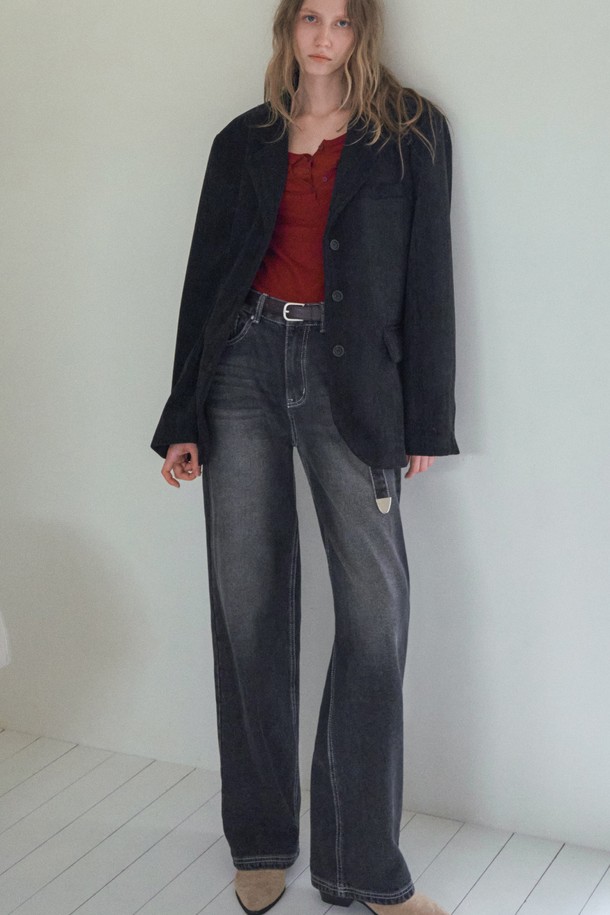 [기모] NOMERN KEYRING 데님 팬츠_블랙은 캐주얼하고 미니멀한 스타일을 추구하는 분들을 위한 와이드 핏 데님 팬츠입니다. 가을, 겨울 시즌에 적합하며, 두꺼운 두께감과 기모 안감으로 보온성을 높였습니다. 데님 소재에 블랙 컬러, 무지 패턴으로 어떤 옷에도 쉽게 매치할 수 있습니다. 키링 디테일이 포인트로 더해져 밋밋함을 덜었습니다. 루즈핏으로 편안한 착용감을 선사하며, 데일리룩으로 활용하기 좋습니다.
