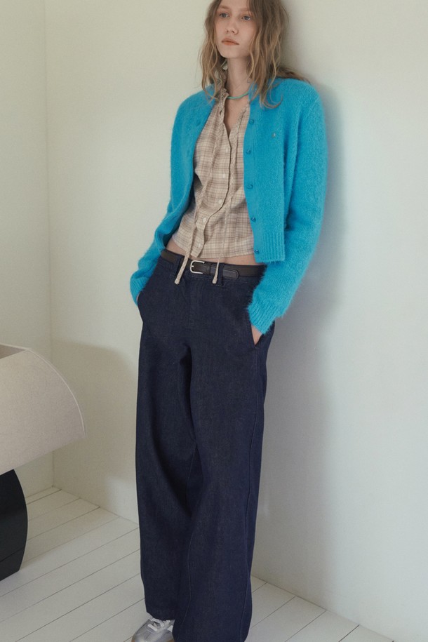 [기모] LEV 커브드 데님 팬츠_다크 블루는 캐주얼하고 미니멀한 스타일을 연출하기 좋은 여성 데님 팬츠입니다. 다크 블루 컬러의 무지 디자인으로, 가을과 겨울에 따뜻하게 착용할 수 있습니다. 넉넉한 루즈핏 와이드 실루엣에 기모 안감으로 포근함을 더했습니다. 커브드 디자인으로 유니크한 매력을 더하며, 두께감 있는 데님 소재로 제작되었습니다. 일상에서 편안하게 즐겨 입을 수 있는 아이템입니다.
