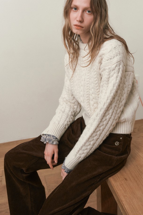 HAZEL 스트레이트 컷 코듀로이 팬츠 6COL_브라운은 남녀 모두 착용 가능한 캐주얼하고 베이직한 스타일의 코듀로이 팬츠입니다. 짙은 브라운 컬러의 이 바지는 가을과 겨울에 따뜻하게 입을 수 있도록 두꺼운 두께감으로 제작되었습니다. 부드러운 촉감의 코듀로이 소재와 레귤러 핏, 스트레이트 컷으로 편안한 착용감을 선사하며, 넉넉한 포켓 디테일이 실용성을 더합니다. 출근룩과 모임룩 모두 소화 가능한 활용도 높은 아이템으로 캐주얼 및 클래식 스타일을 즐겨 입는 분들께 추천합니다.
