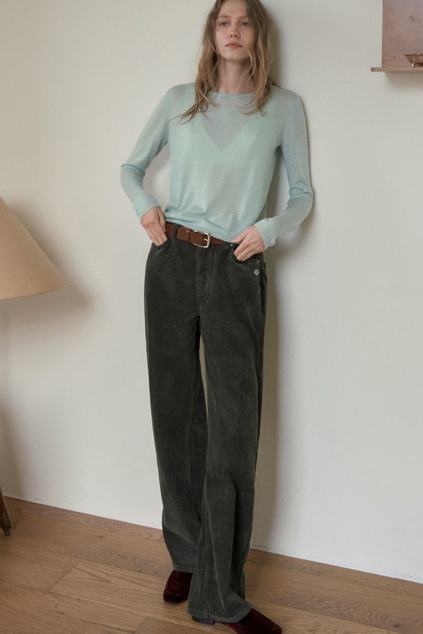 HAZEL (헤이즐) 스트레이트 컷 코듀로이 팬츠 6COL_DEEP GREEN은 가을과 겨울에 어울리는 남성용 코듀로이 팬츠입니다. 딥 그린 컬러의 무지 디자인으로 베이직하고 캐주얼한 스타일을 연출하기 좋습니다. 두께감 있는 코듀로이 소재에 레귤러 핏, 스트레이트 컷으로 편안한 착용감을 제공하며, 벨트 루프 디테일이 있습니다. 출근룩과 데이트룩은 물론, 캐주얼, 클래식, 미니멀 스타일까지 소화 가능한 활용도 높은 아이템입니다.
