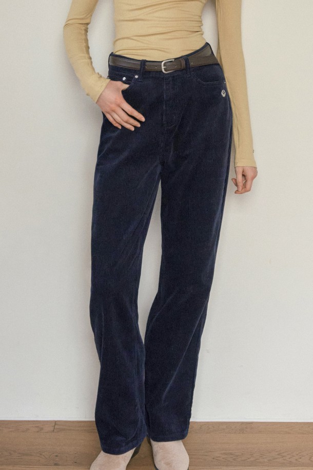 HAZEL 스트레이트 컷 코듀로이 팬츠 6COL_네이비는 여성용 코듀로이 팬츠입니다. 가을, 겨울 시즌에 어울리도록 두꺼운 두께감으로 제작되었으며, 일상 및 출근룩, 모임룩에 활용하기 좋습니다. 베이직하고 캐주얼한 스타일과 미니멀한 디자인으로, 다양한 상의와 매치하기 용이합니다. 스트레이트 핏에 무지 디자인으로, 클래식한 무드를 연출하며 포켓 디테일이 있습니다.
