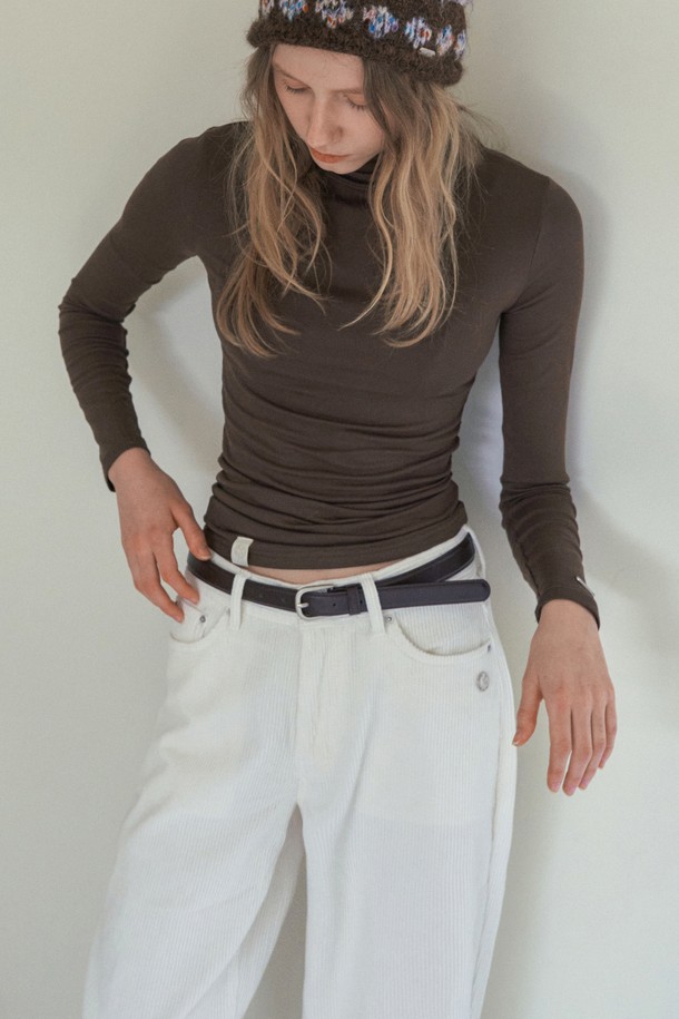 HAZEL (헤이즐) 스트레이트 컷 코듀로이 팬츠 6COL_IVORY (아이보리)는 여성용 코듀로이 팬츠입니다. 가을, 겨울에 착용하기 좋으며, 베이직하고 캐주얼한 스타일을 연출할 수 있습니다. 부드러운 촉감의 두꺼운 코듀로이 소재로 제작되었으며, 하이웨스트에 레귤러핏 스트레이트 핏으로 떨어지는 긴 기장의 바지입니다. 아이보리 컬러의 무지 디자인으로 다양한 상의와 매치하여 미니멀하고 클래식한 룩을 연출할 수 있습니다. 일상복으로 활용하기 좋은 아이템입니다.
