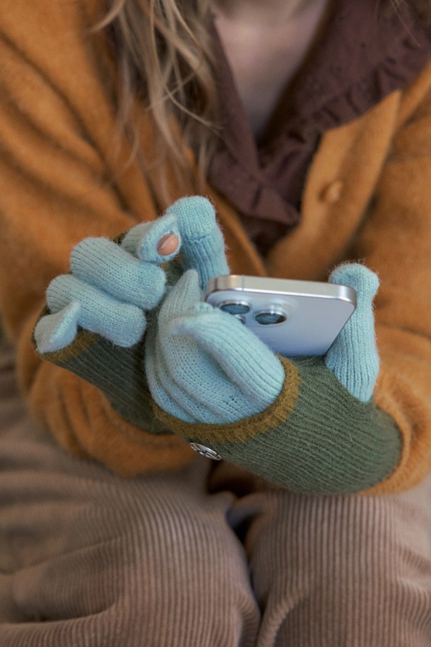 멜리 워머 핑거 홀 장갑은 니트와 폴리에스테르 소재로 제작되어 부드러운 촉감을 자랑합니다. 손가락 홀 디자인과 배색 디테일이 돋보이며, 캐주얼하고 베이직한 스타일을 연출합니다. 민트, 카키, 브라운 3가지 컬러로 제공되어 다양한 스타일에 매치하기 좋습니다. 가을, 겨울철 산책룩에 따뜻함과 스타일을 더해주는 필수 아이템입니다. 일상생활에서 보온성을 유지하며 세련된 룩을 완성해 보세요.
