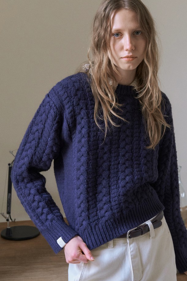 APED 케이블 니트_네이비는 여성용 상의 니트/스웨터입니다. 가을, 겨울 시즌에 어울리는 두꺼운 두께감의 울 소재로 제작되었으며, 라운드 넥과 긴소매 디자인으로 따뜻하게 착용할 수 있습니다. 베이직하고 캐주얼한 스타일로 일상에서 편안하게 즐겨 입기 좋으며, 레귤러핏으로 제작되어 편안한 착용감을 선사합니다. 케이블 패턴의 니트 짜임이 돋보이는 디자인으로, 캐주얼, 클래식, 미니멀 스타일을 모두 소화할 수 있습니다.
