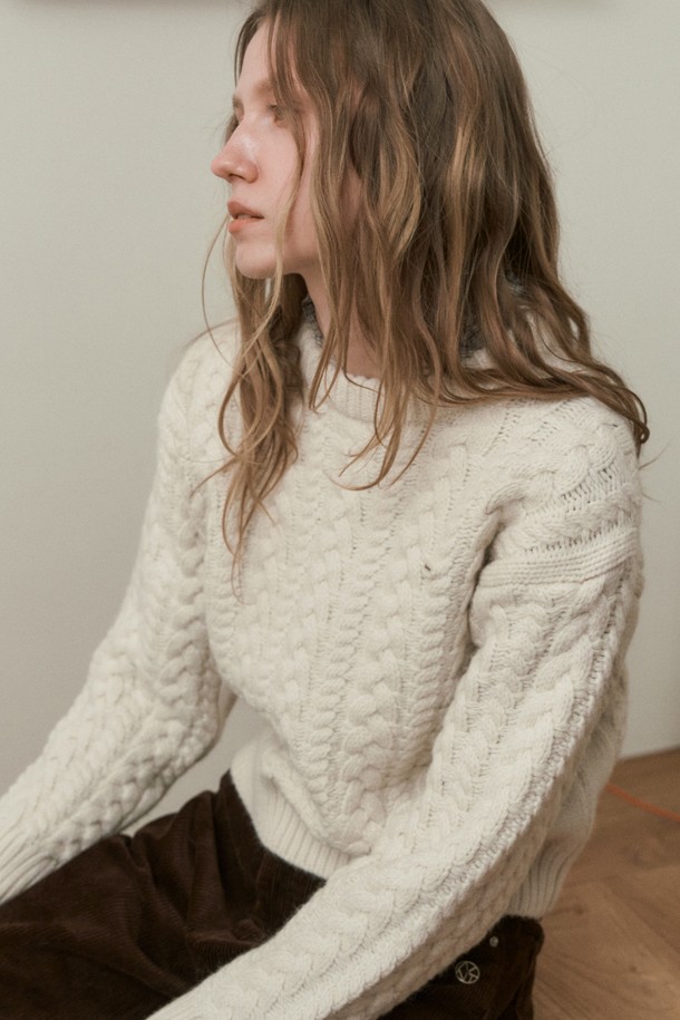 APED 케이블 니트_아이보리(APED CABLE KNIT_IVORY)는 여성용 니트/스웨터로, 가을과 겨울에 따뜻하게 착용할 수 있습니다. 아이보리 색상의 레귤러 핏 라운드넥 디자인으로, 베이직하고 클래식한 스타일을 연출합니다. 부드러운 촉감의 울 소재와 두꺼운 두께감으로 포근함을 더하며, 케이블 니트 패턴이 돋보입니다. 데이트룩, 모임룩, 그리고 클래식, 미니멀, 캐주얼 등 다양한 스타일링에 활용하기 좋습니다.
