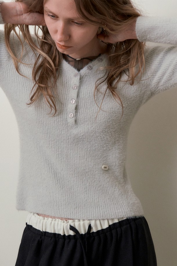 **FEATHERY 브이넥 슬림핏 니트_그레이**는 가을과 겨울, 미니멀하고 클래식한 스타일을 연출하기 좋은 여성 니트입니다. 부드러운 촉감의 니트 소재와 얇은 두께감으로 편안하게 착용할 수 있으며, 슬림핏 디자인이 여성스러운 실루엣을 강조합니다. 브이넥 라인이 세련된 느낌을 더하고, 페더리 디테일이 은은한 포인트를 줍니다. 베이직한 디자인의 무지 니트로, 다양한 하의와 매치하여 일상룩을 완성해보세요.
